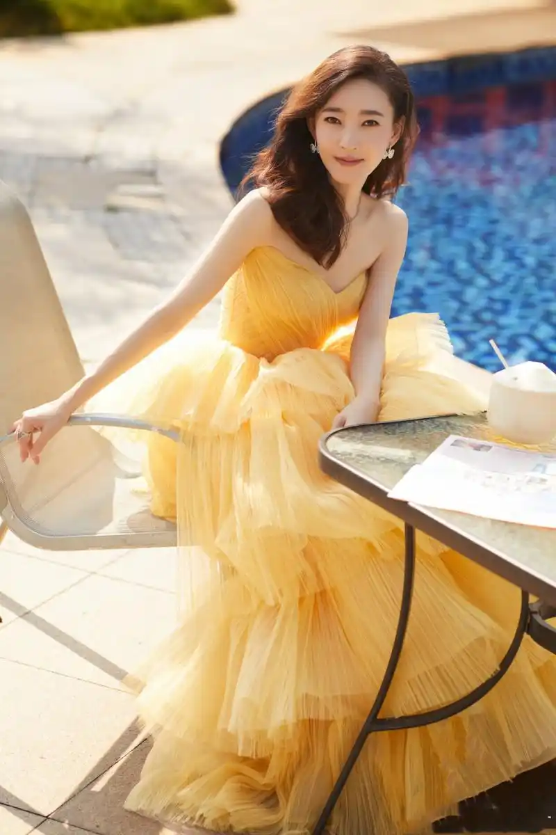 王丽坤,米色抹胸裙好美 #王丽坤