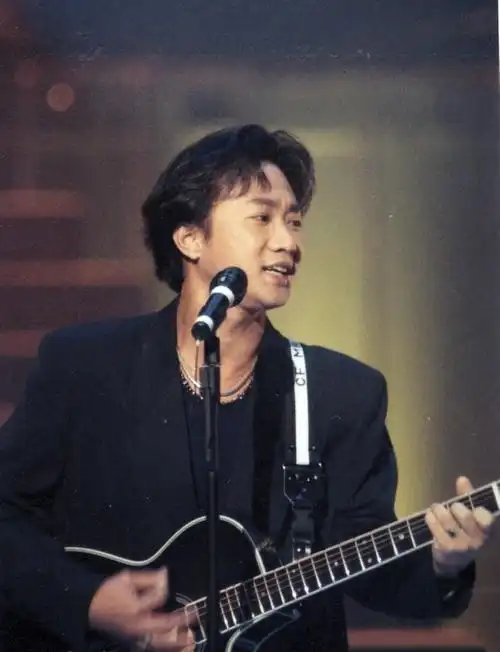 黄家驹有哪些可以设成壁纸的照片