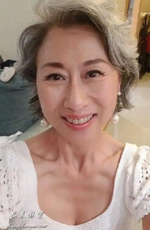 60岁叶倩文近照满头白发皱纹明显昔日歌坛天后如今变成这样了