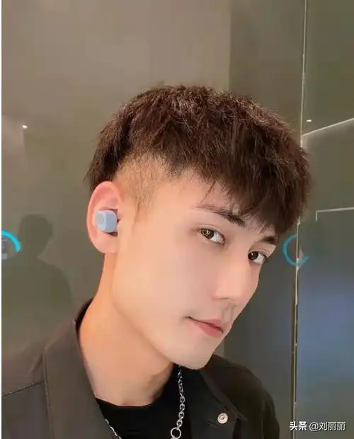 男人想要变得时尚有型,流行烫发可以快速地帮你实现这个愿望.