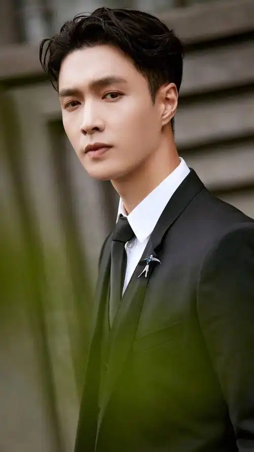 张艺兴黑色西装成熟帅气写真,分享一组张艺兴图片给大家,图中的明星