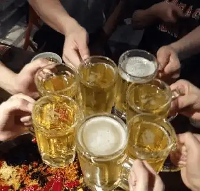 啤酒烧烤小龙虾你最想和谁碰杯