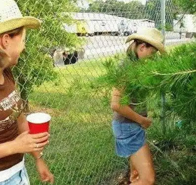 美女尿急在大街上她是这样解决的