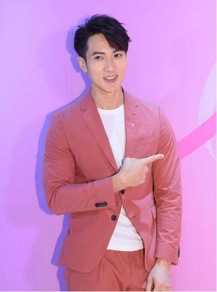 44岁的吴尊罕见登热搜,自曝心率超缓引关注,定居中国享新生活