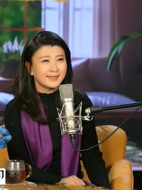 闫学晶做客张宏直播间现场声泪俱下朗诵冰心的代表作纸船