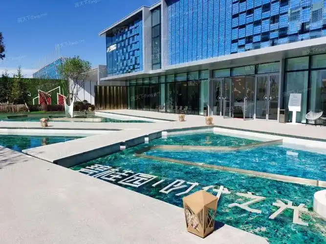 实景图:售楼处门前水系实景