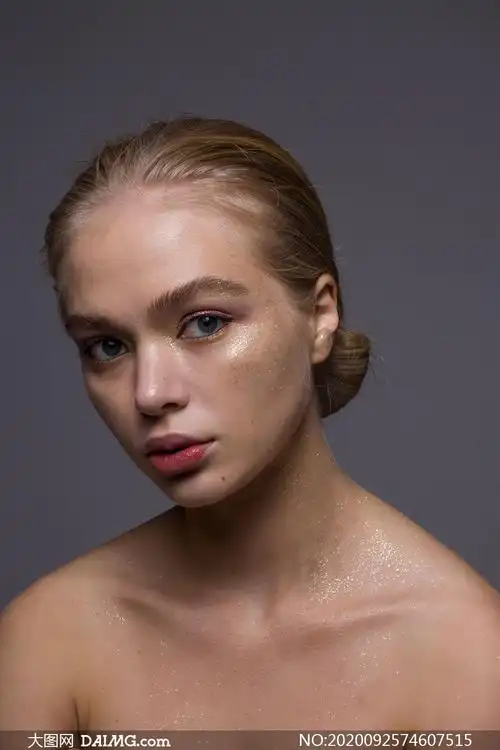大图首页 ps素材 摄影原片 > 素材信息        欧美模特人物妆面特写