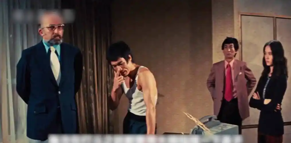 第九:摸鼻子,无论是战前还是战后都要摸下鼻子的动作,可以说是李小龙