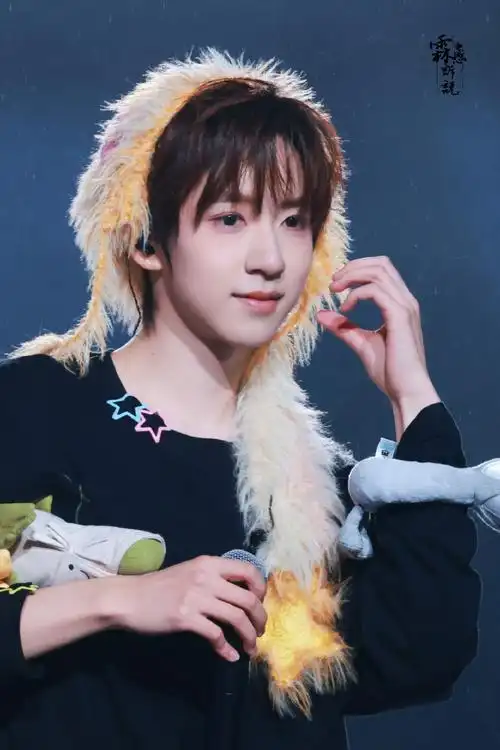 贺峻霖胸震##谁给贺峻霖打的腮红##贺峻霖雨中舞台