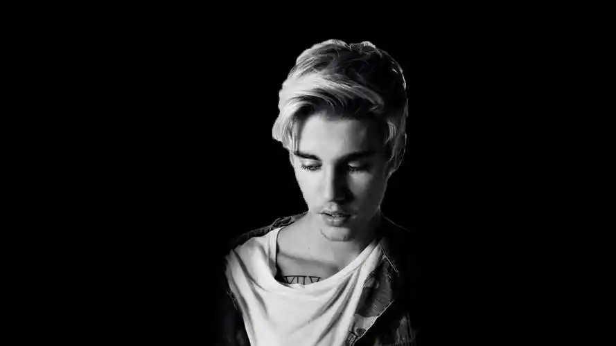 谁可以把这张图片变成横向的 想弄成电脑锁屏壁纸 最好可以弄成这个