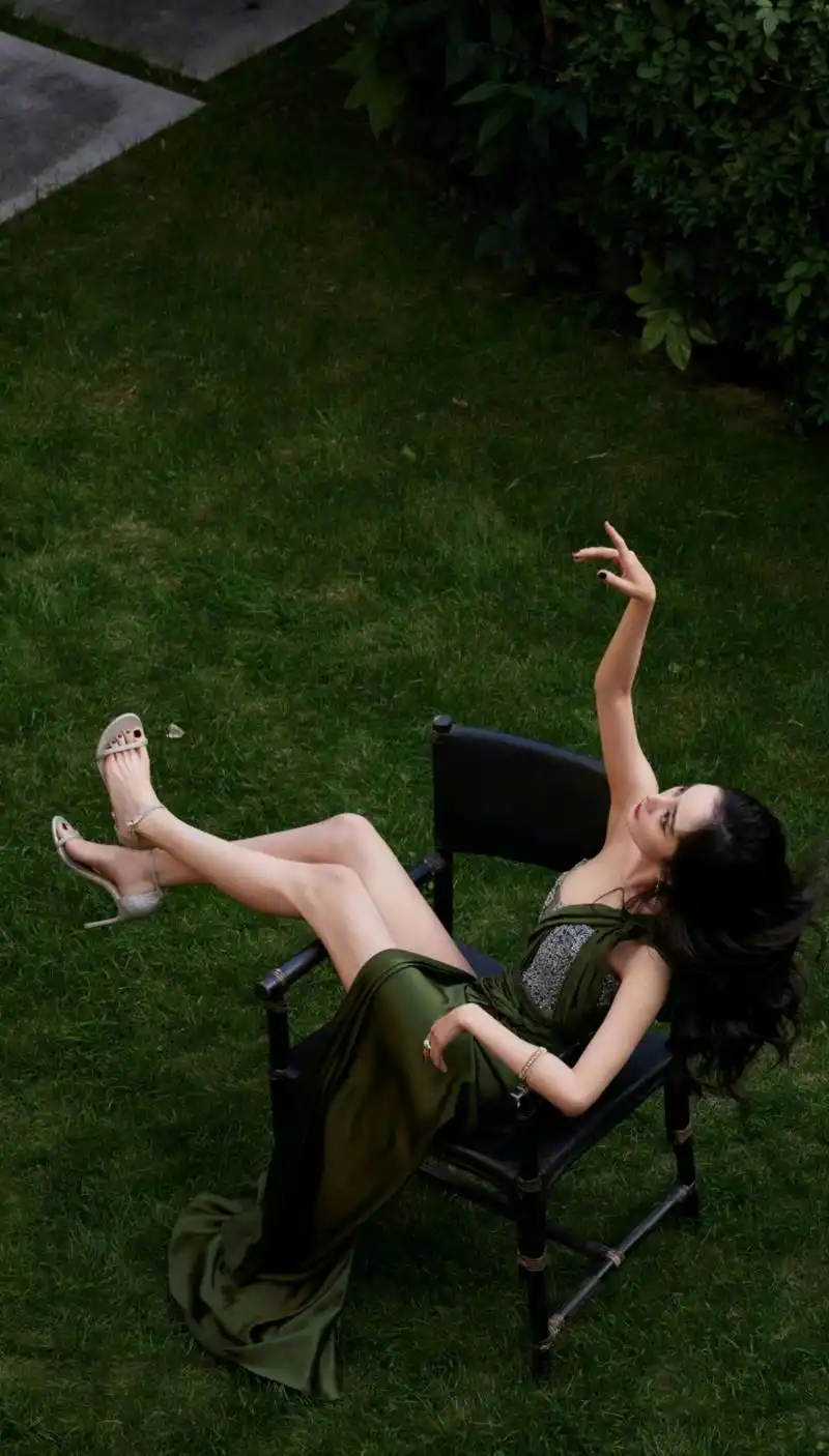 杨幂一袭绿色抹胸开叉长裙,腿长肤白,好身材呼之欲出