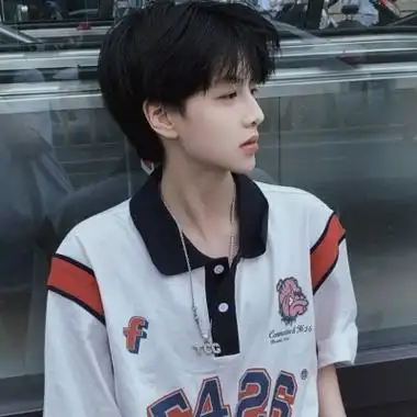 稳重的长相眉清目秀的男生头像