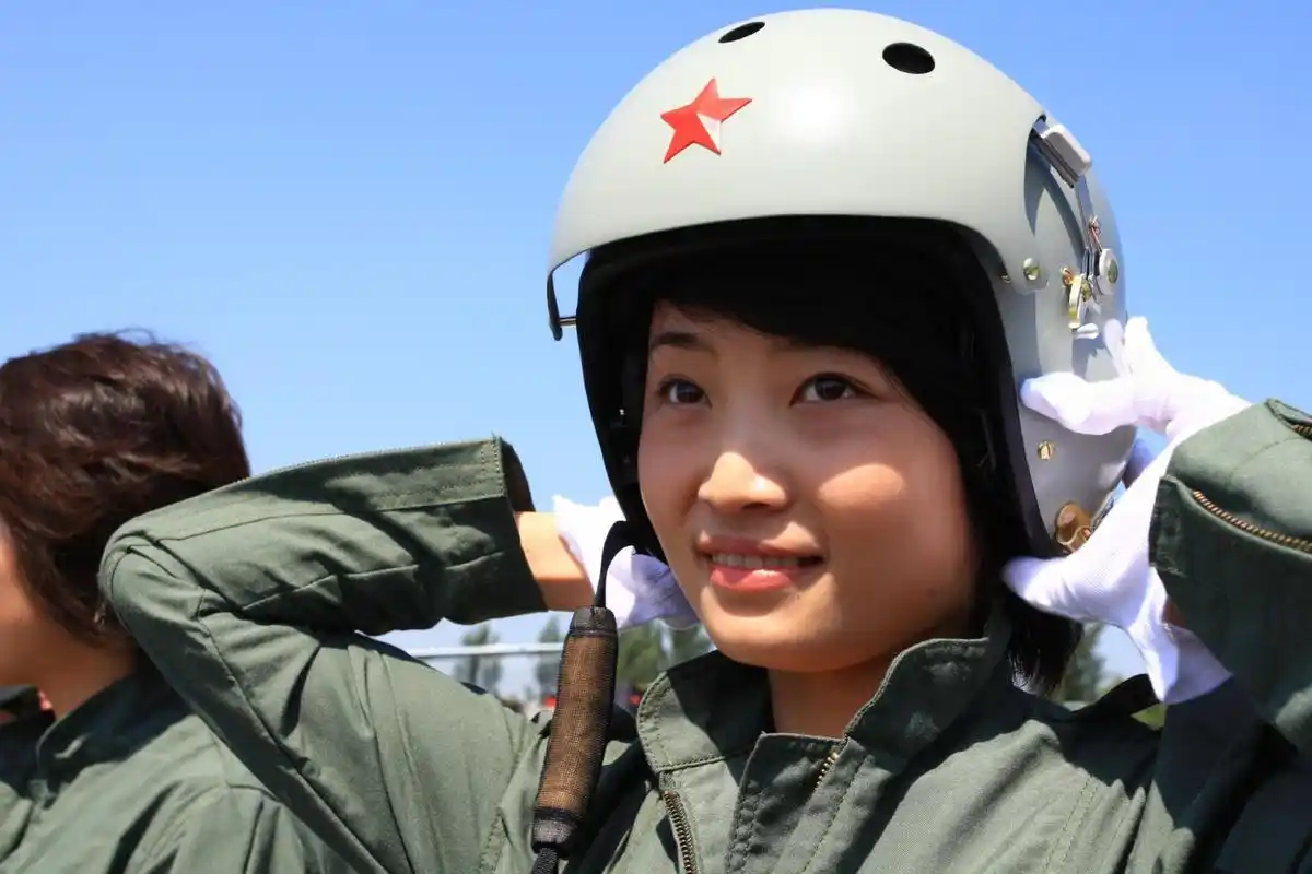 烈士余旭:空军金孔雀,中国首位歼10女飞行员,翱翔天际的金凤凰