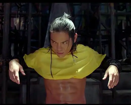 向华强的儿子向佐,腹肌8块,还是不堪一击