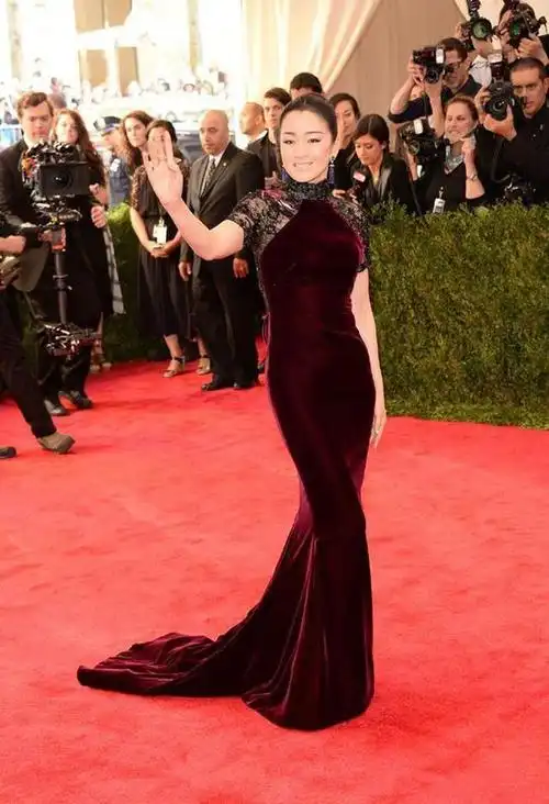 尤其是在娱乐圈,一些女明星喜欢穿着旗袍出席红毯,展现自己独特的