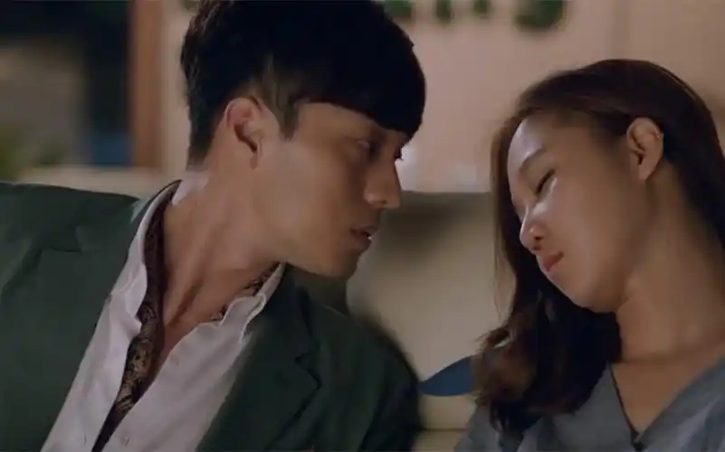 《主君的太阳》太阳希望自己也能主君一样成为他的防空洞,主君渐渐被