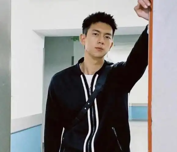 仪态帅气的男明星只服这4位,别说他们装着,能装一辈子也是本事