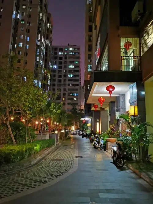 小区的夜晚 人不多很安静 回家的感觉很温馨