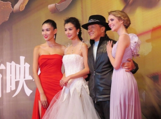 正在加拿大使馆官邸的张蓝心,与外国友人亲切合影,看起来心情非常的不