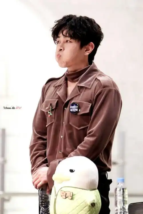 为什么喜欢shinhwa组合金烔完?