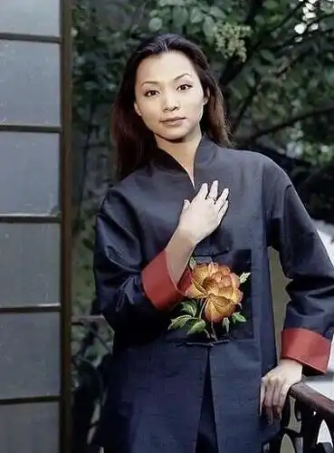 央视主持人董卿成名前清纯旧照曝光