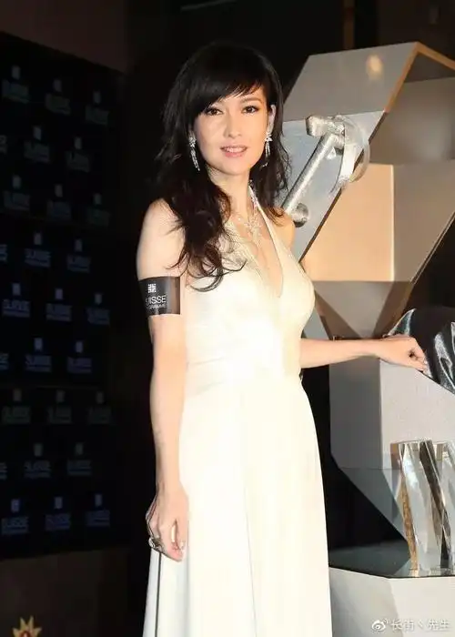 周慧敏活动生图火了,穿挂脖长裙亮相被热议,被指少女感爆棚