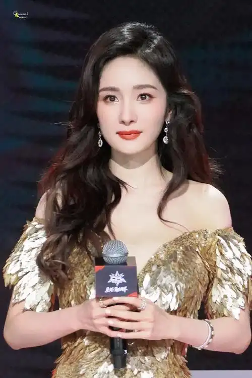 杨幂个人ins更新##杨幂鎏金羽翼裙##杨幂鎏金羽毛裙##杨幂晶核品牌