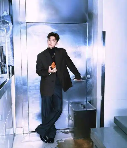 李易峰格子西装阔腿裤英俊帅气 手拿可颂拍摄厨房胶片感大片