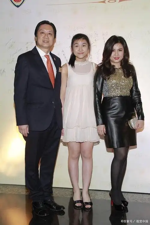 萧敬腾携高龄女友蜜月,穿情侣装高调示爱!林有慧乐开花