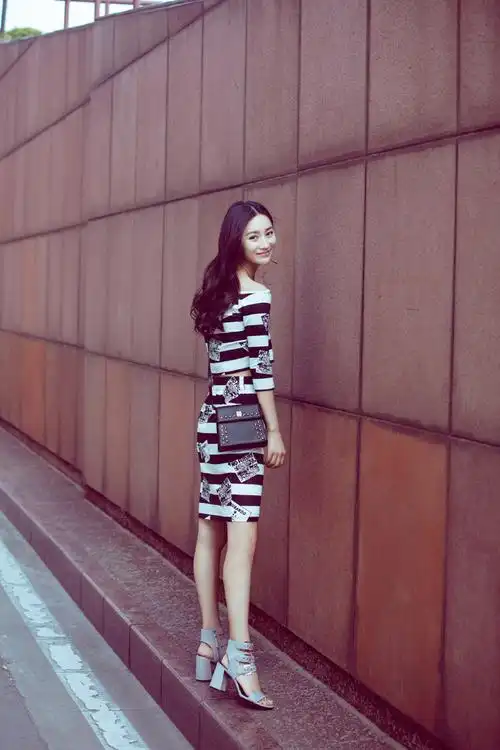 简介:张维娜清新靓丽时尚街拍高清图片,分享一组张维娜图片给大家,图