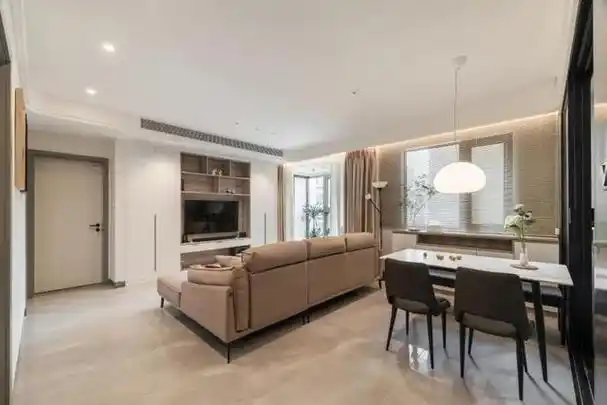 然而在一些大户型或横厅户型的客厅中,客厅沙发墙与电视墙的距离会远