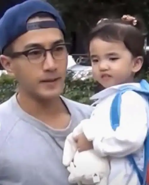 终于等到杨幂女儿正脸照小糯米容颜太可爱跟母亲一样美