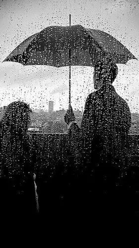 爸爸雨中为孩子打伞的背影下雨时父亲给儿子打伞素材2022已更新今日