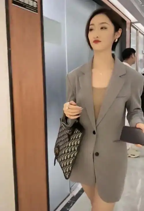 我记得很早之前就网传出赵四出轨女粉丝小冠军的事,后来经过证实,是假