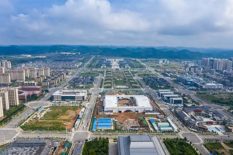 夜晚的延安,万家灯火,高楼大厦,七彩绚丽.以下是我们的航拍镜头.