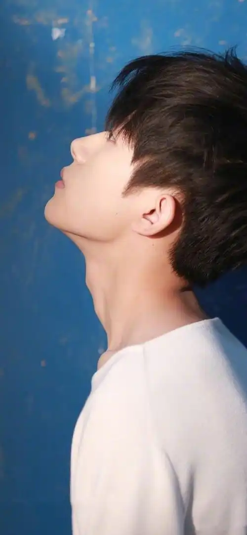 说好的喉结控:白敬亭温柔鹿晗深沉,让人欲罢不能的却是他