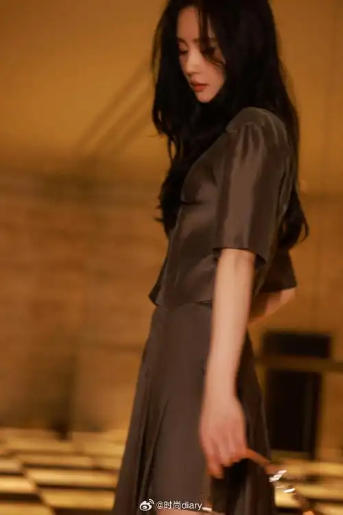 刘诗诗超话ing米兰时尚周    身着阿尼玛2024春夏系列闪现米兰  大地