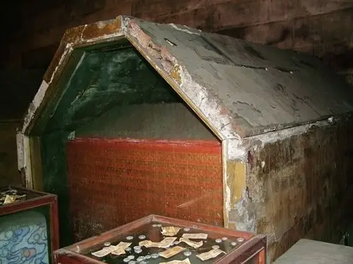 中的光绪棺椁--尸骨,陪葬品已无,这个生前就没有过过好日子的皇帝啊