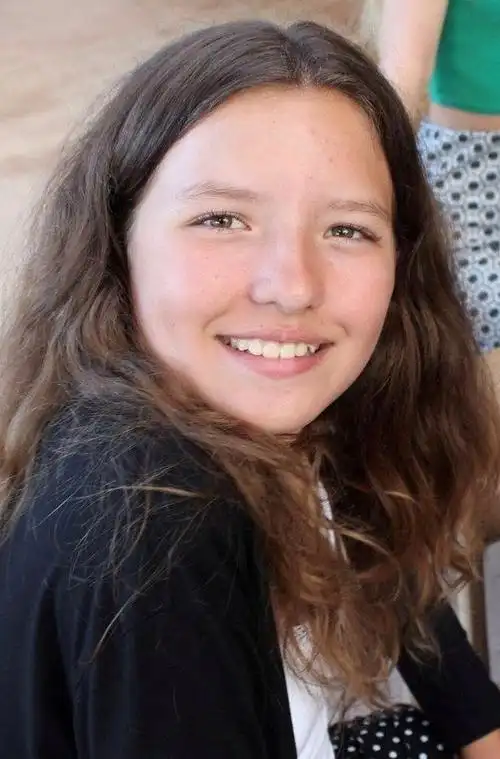 英国少女为脑癌闺蜜 7天筹到200多万药费 可惜她仍未来得及救治