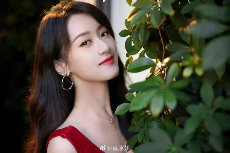 迪奥官宣新中国品牌挚友袁冰妍