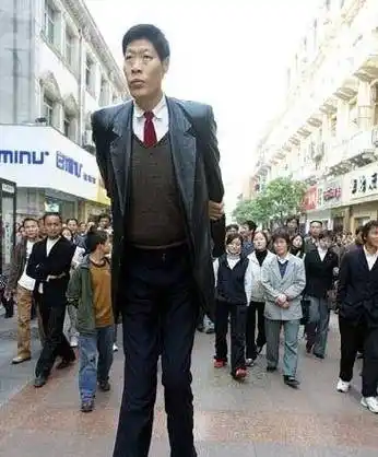 第一巨人张俊才身高242米娶165米妻子如今怎么样了