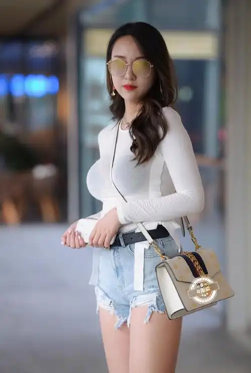 成熟的女人很独特,自信的力量改变现状,奋斗的人生不会孤单