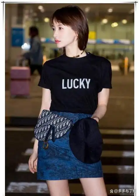 不得不佩服"王子文",t恤配牛仔裙也这么高级,配腰包洋气爆了