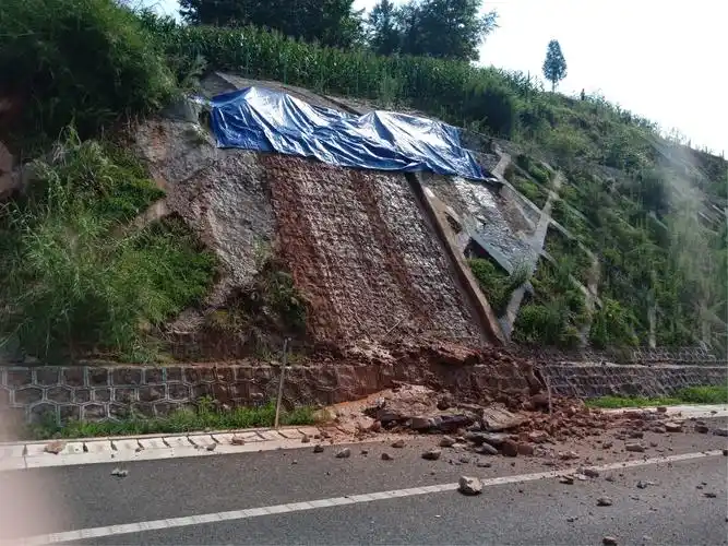 受7月19日晚上暴雨天气影响,辖区k0-k40发生多处高边坡塌方及路基沉陷