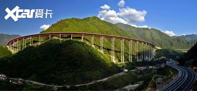 是连接四川西昌市和雅安市的交通要道,桥隧占比五成以上,拖乌山至石棉