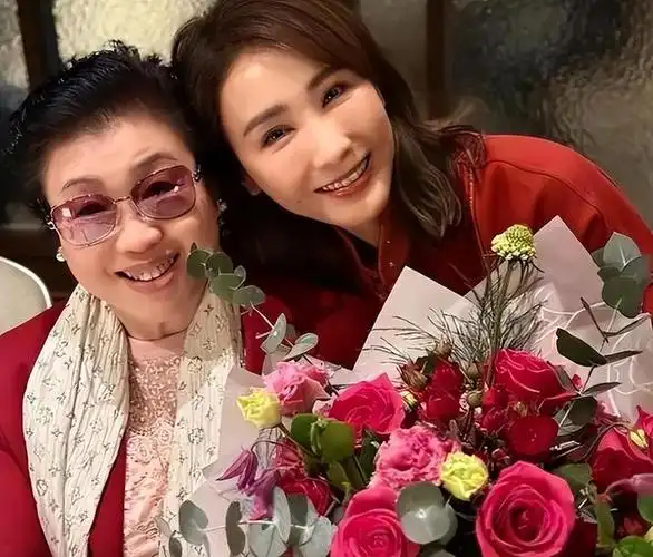 黎姿晒一家四口合照弟弟生日再度站起来父母健康是最大的福气