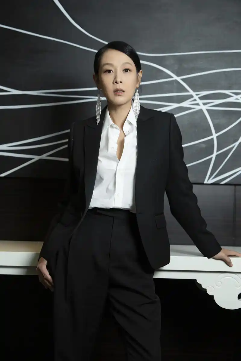 49岁刘若英真是不老女神短发搭配黑色上衣白色西裤时髦减龄