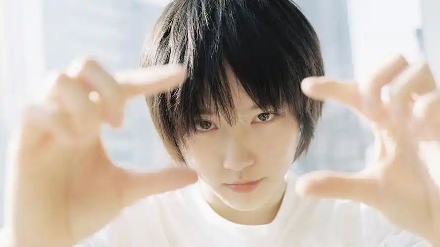 5k《爱情公寓5》成果诸葛大力搞怪手势超高清壁纸