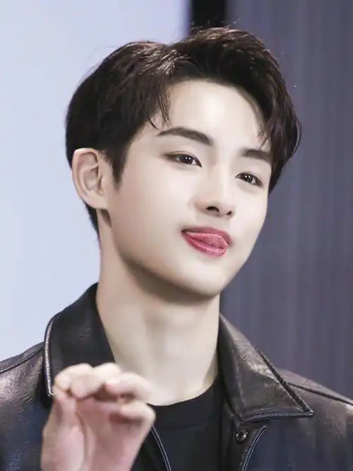 董子哥吐小舌头合集