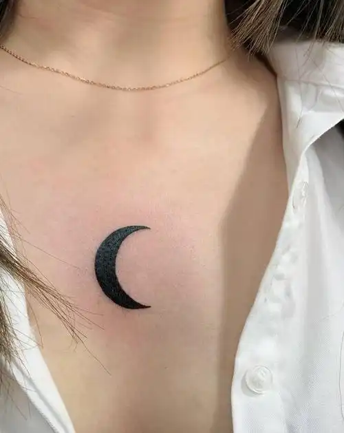 胸口小月亮纹身图片_胸部纹身图案